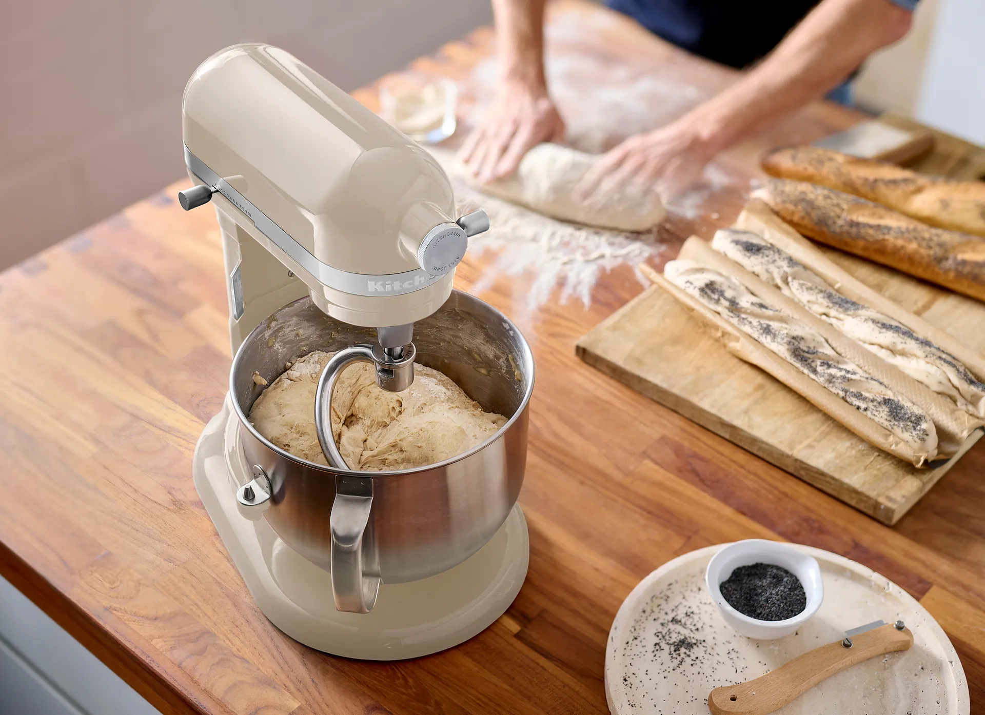 Artisan 5KSM70 kjøkkenmaskin med løftearm 6,6 L, Almond cream KitchenAid