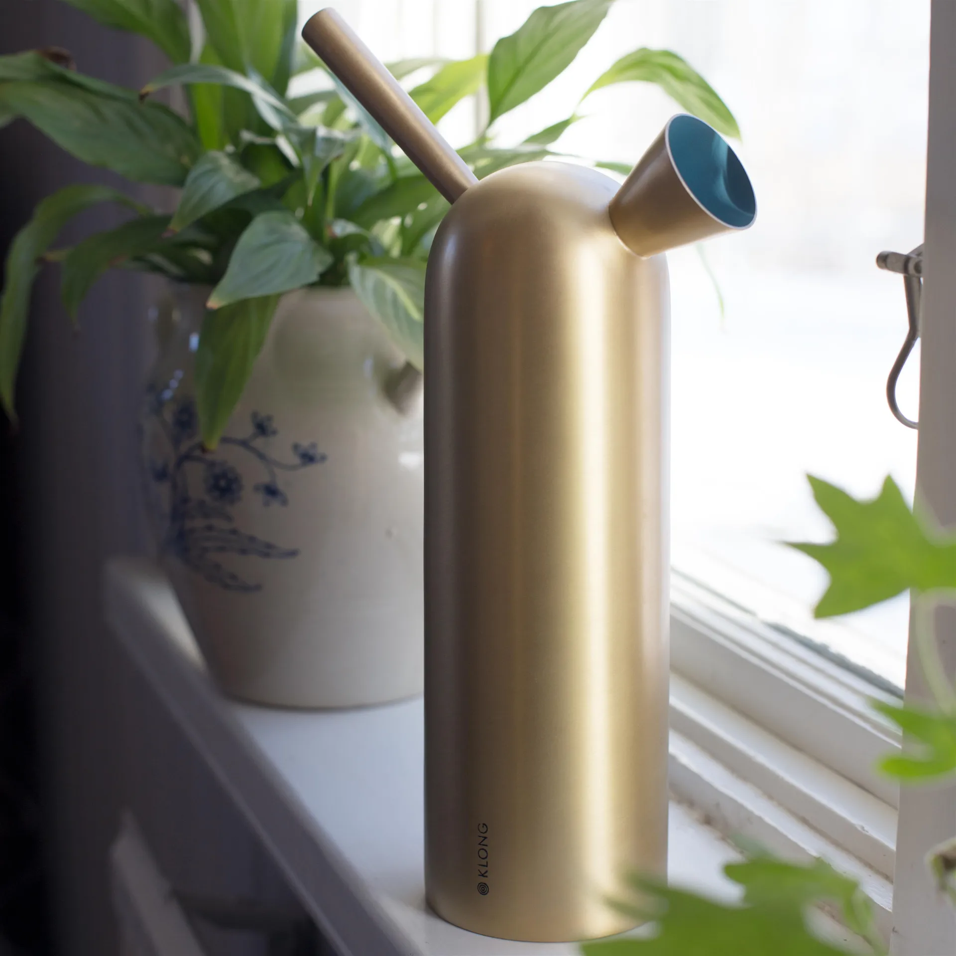 Svante vannkanne, messing KLONG