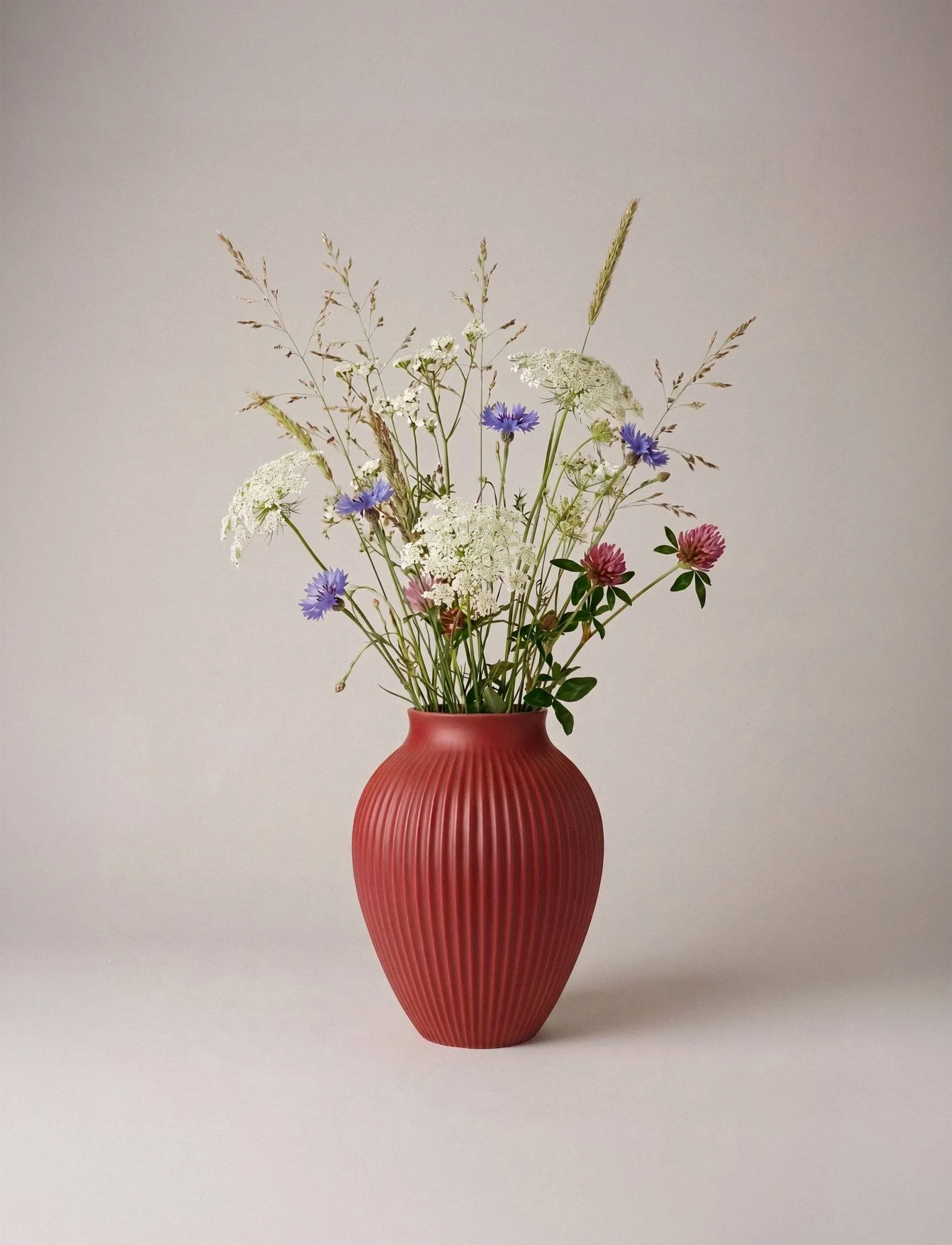 Knabstrup riflet vase 20 cm, Soft cherry red Knabstrup Keramik