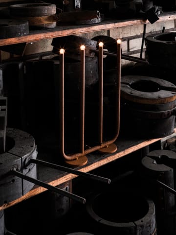 Desember Atelier 2023 lysestake - Rust - Konsthantverk