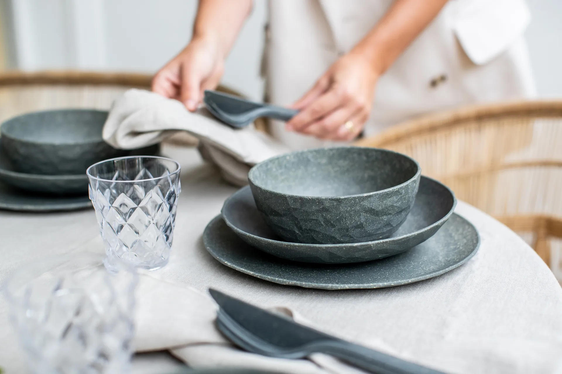 Club dyp tallerken Ø22 cm 4-pakning biocirk termoplast, Nature ash grey Koziol