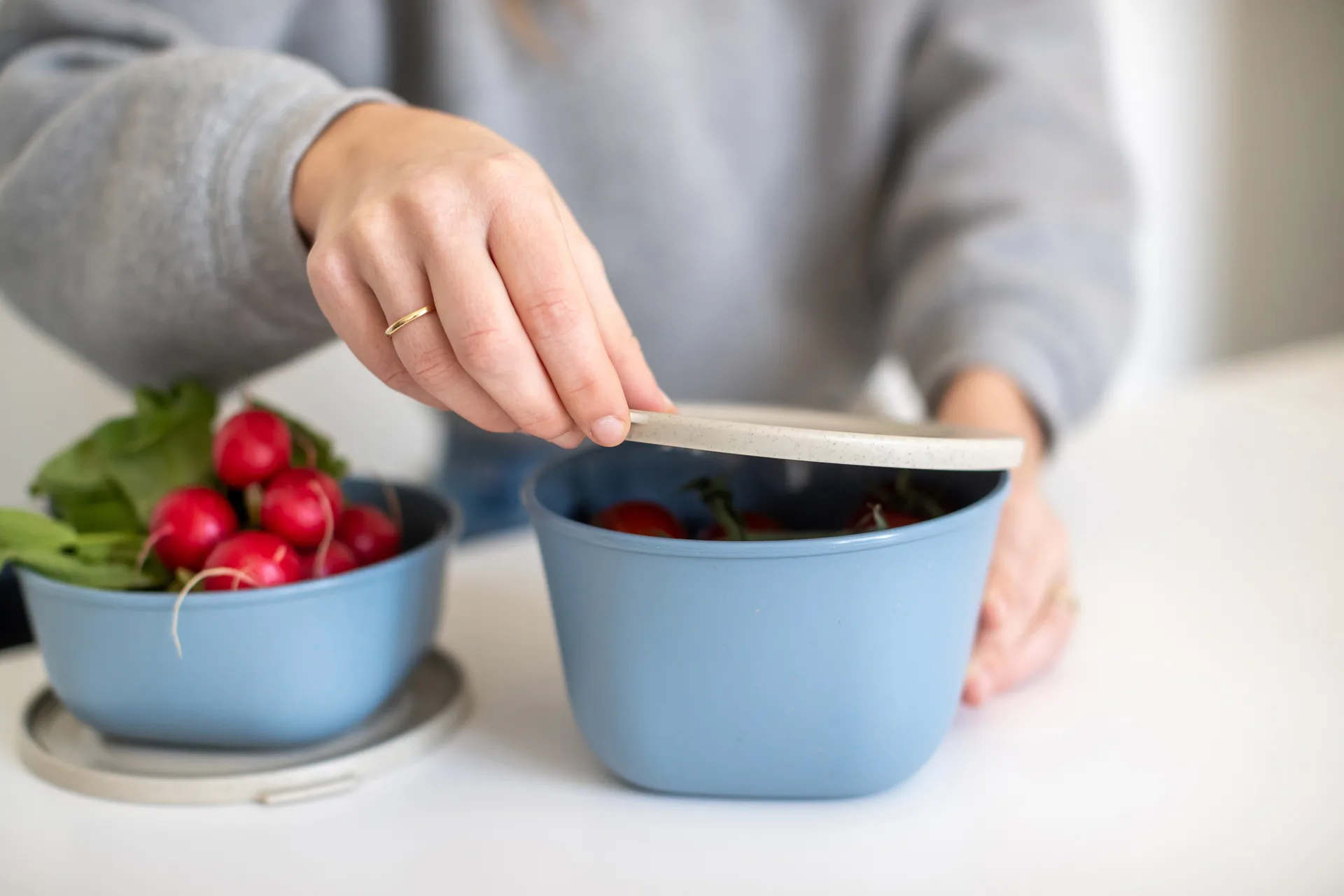 Connect bolle med lokk 1 L biocirkulær termoplast, Nature flower blue Koziol