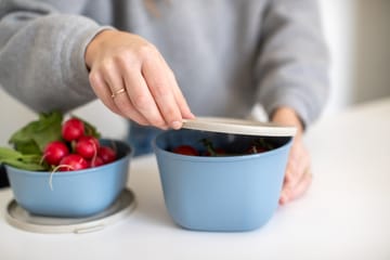 Connect bolle med lokk 1 L biocirkulær termoplast - Nature flower blue - Koziol