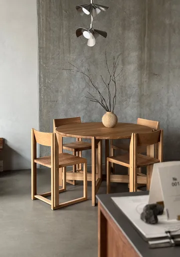 Collector spisebord Ø120x74 cm - Varm lakkert eik - Kristina Dam Studio