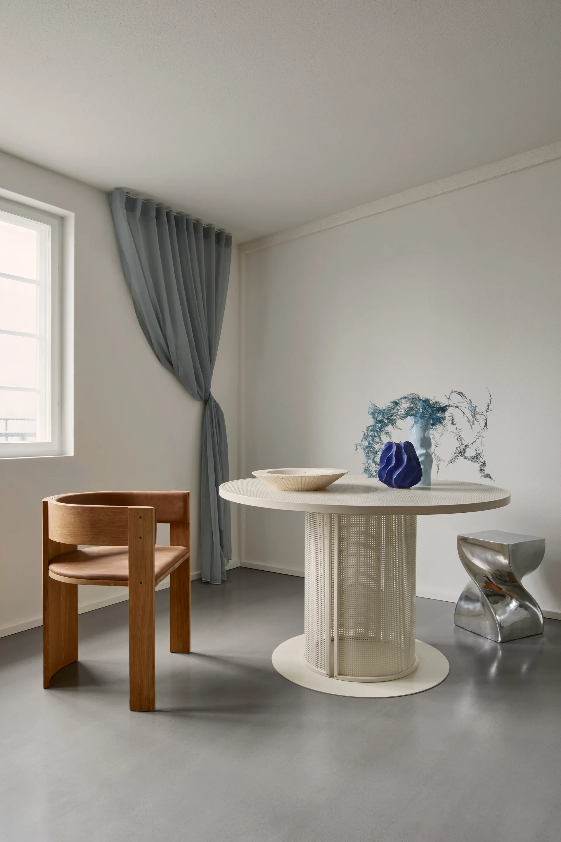 Collector stol, Varm lakkert eik-cognac lær Kristina Dam Studio