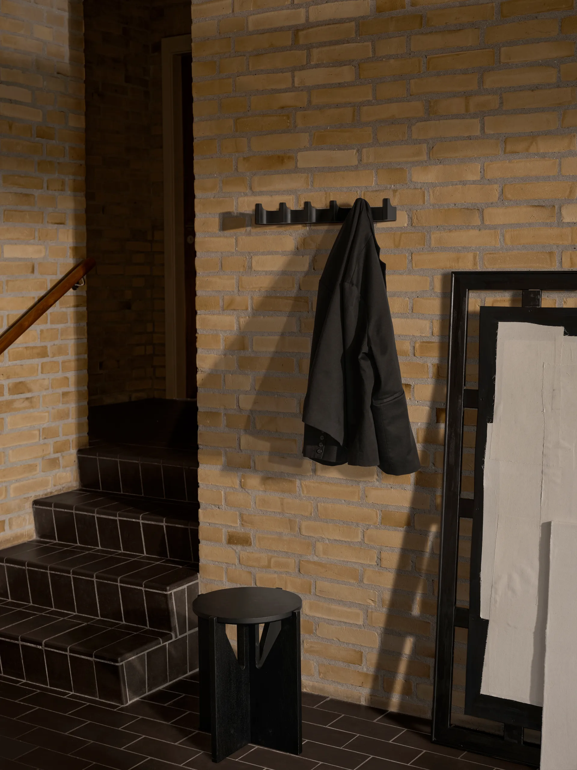 Column knaggrekke 49 cm, Svartlakkert eik Kristina Dam Studio