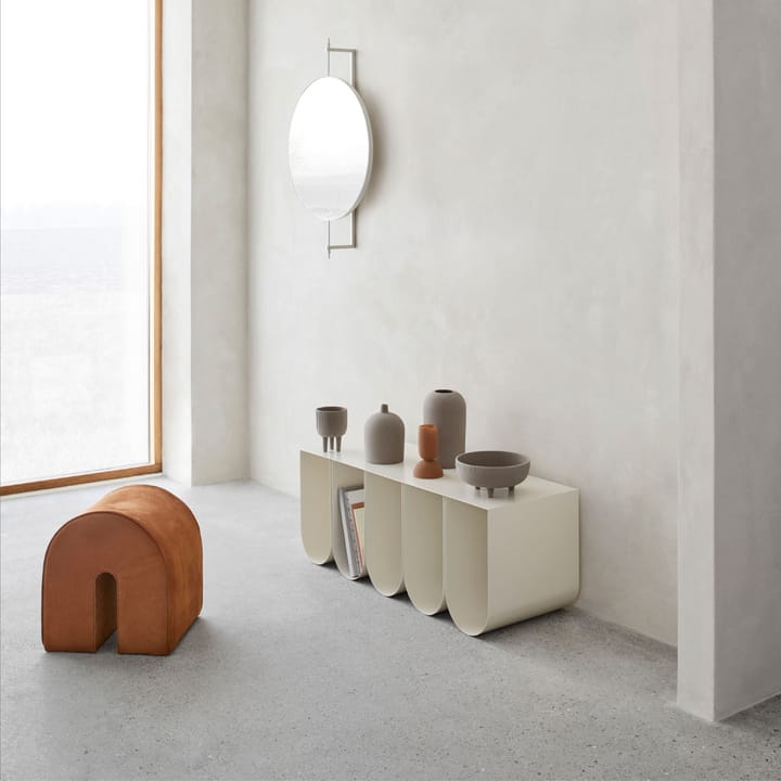 Curved sittepuff, Skinn black Kristina Dam Studio