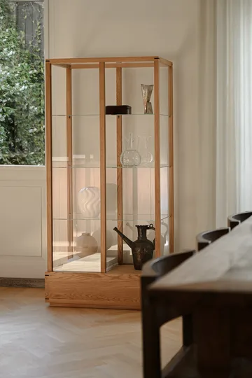 Japansk vitrineskap large - Varm oljet eik - Kristina Dam Studio