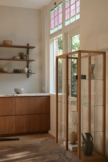 Japansk vitrineskap large - Varm oljet eik - Kristina Dam Studio