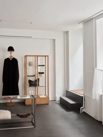 Japansk vitrineskap large - Varm oljet eik - Kristina Dam Studio