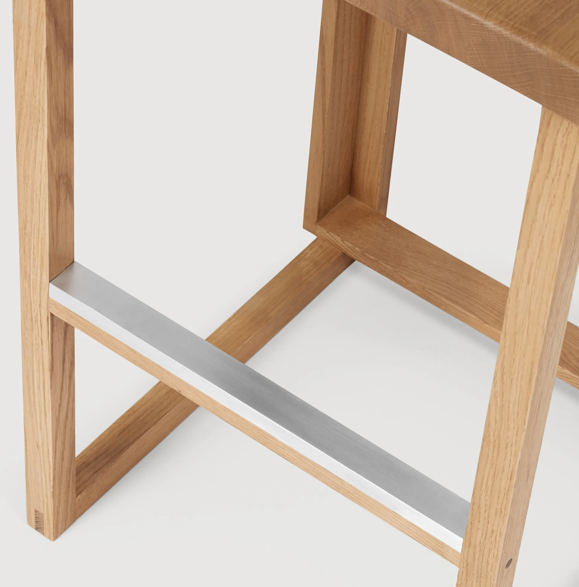 Outline barstol 75 cm, Varm lakkert eik-børstet stål Kristina Dam Studio