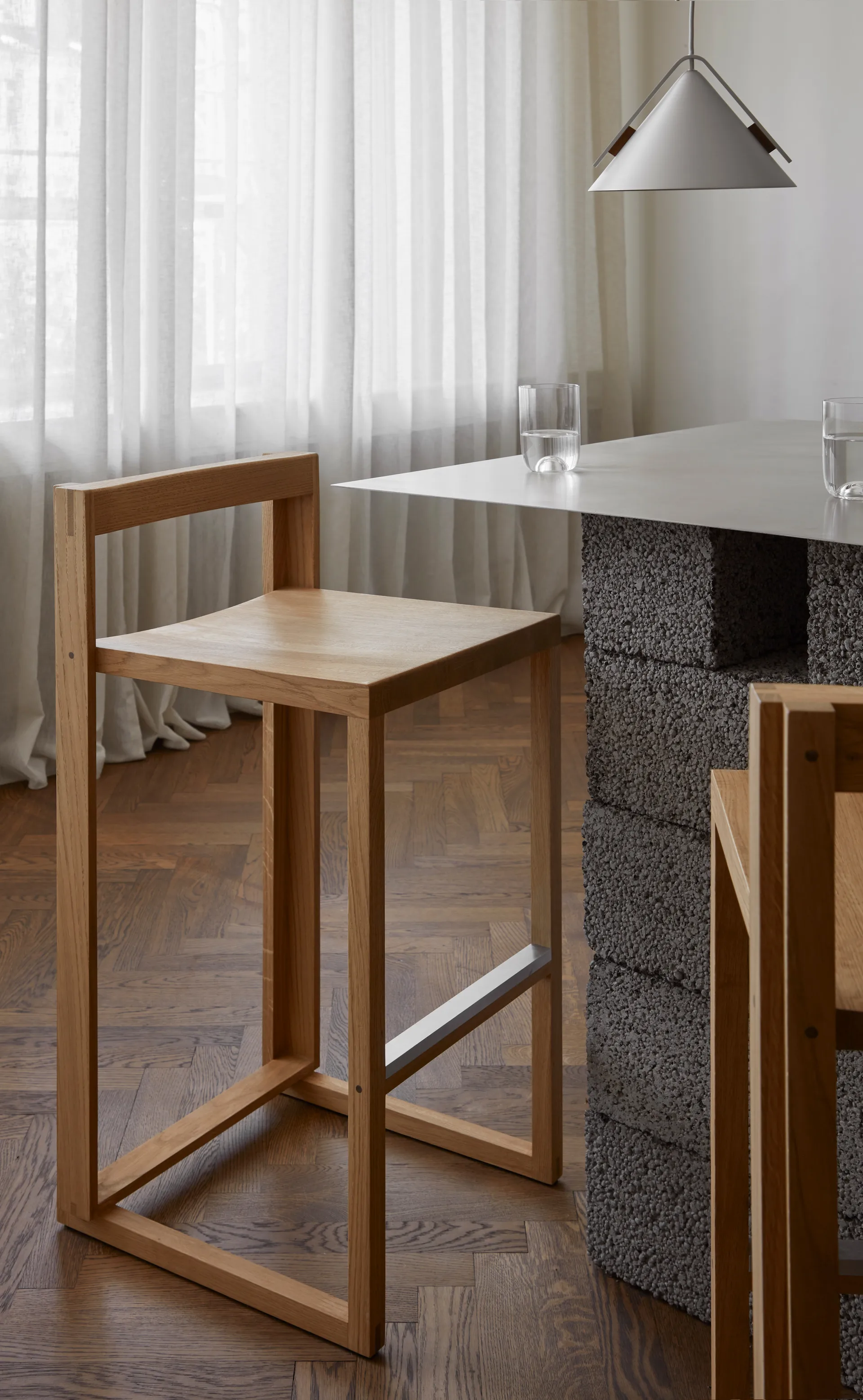 Outline barstol 75 cm, Varm lakkert eik-børstet stål Kristina Dam Studio