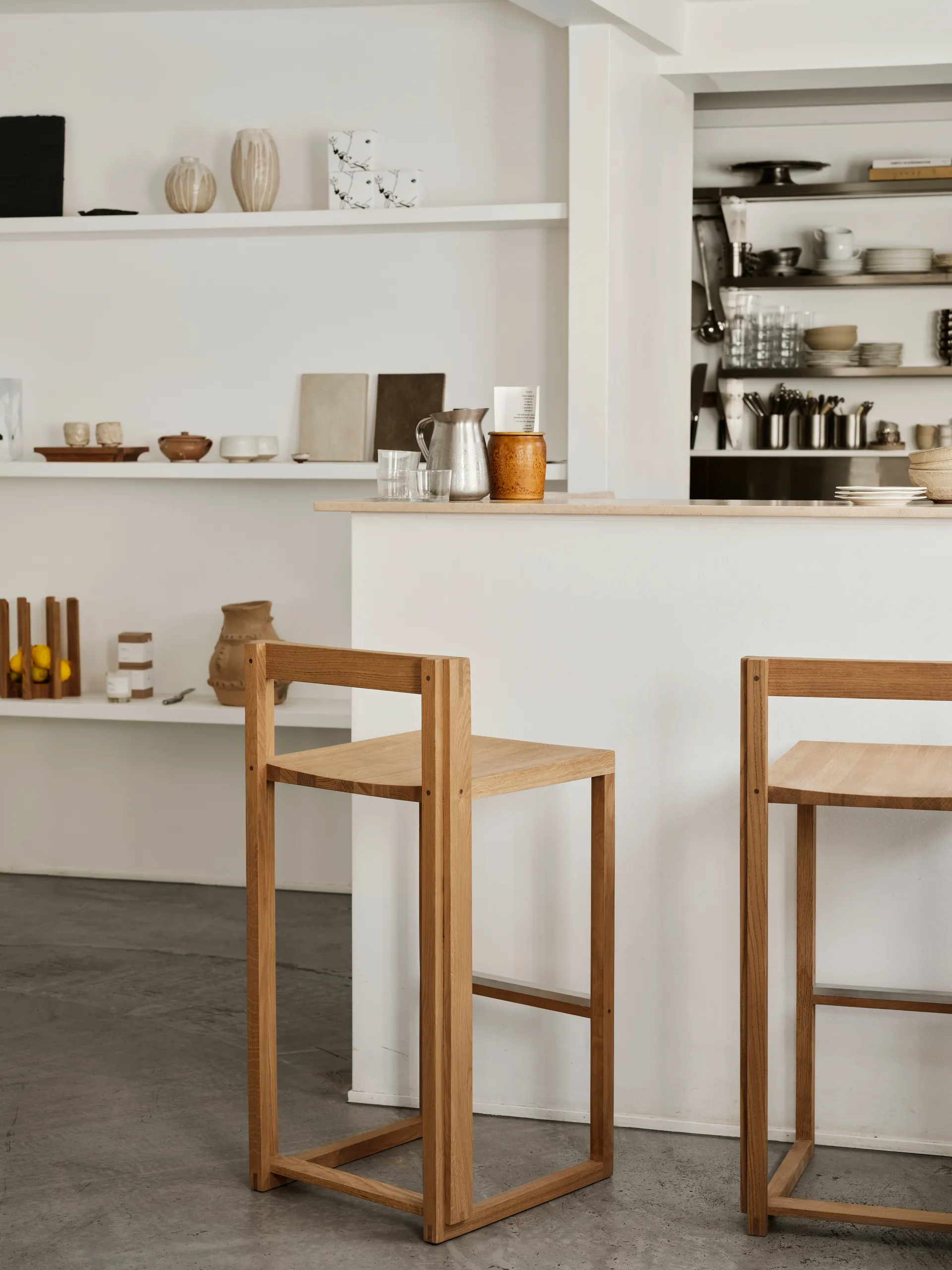 Outline barstol 75 cm, Varm lakkert eik-børstet stål Kristina Dam Studio
