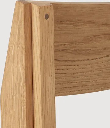 Outline stol - Varm lakkert eik-valnøtt - Kristina Dam Studio