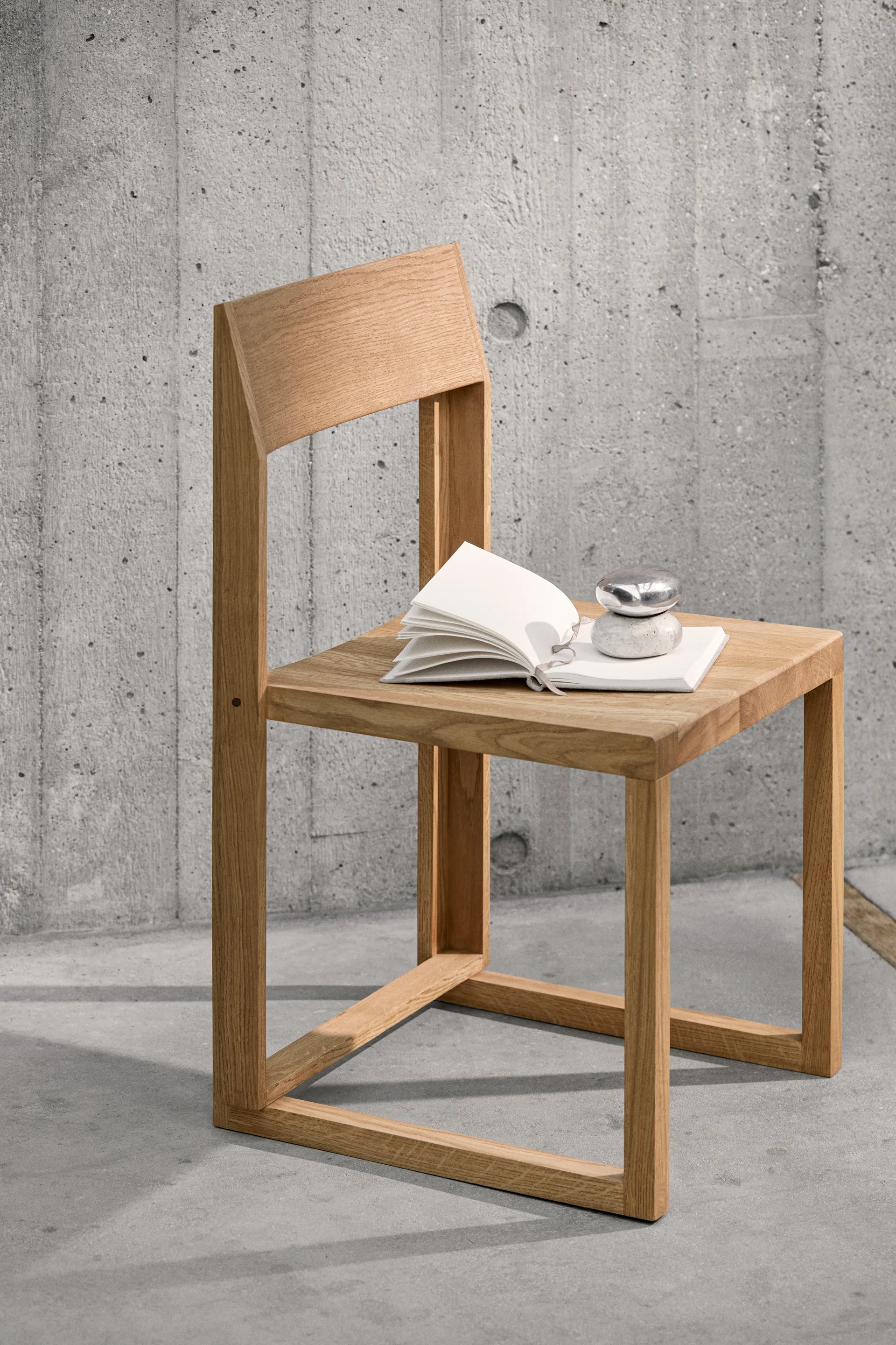 Outline stol, Varm lakkert eik-valnøtt Kristina Dam Studio