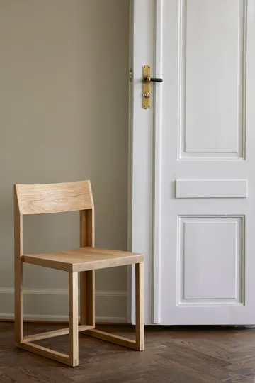 Outline stol - Varm lakkert eik-valnøtt - Kristina Dam Studio