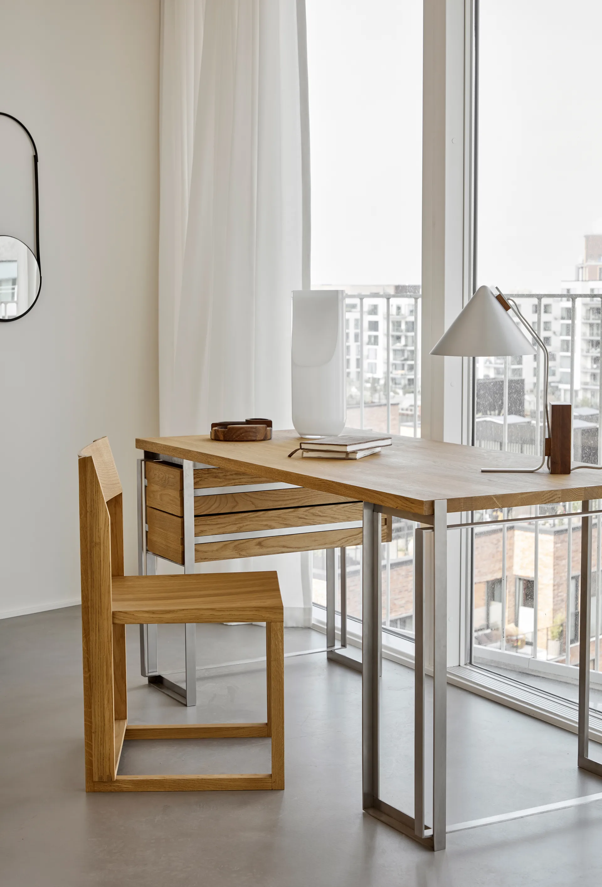 Outline stol, Varm lakkert eik-valnøtt Kristina Dam Studio