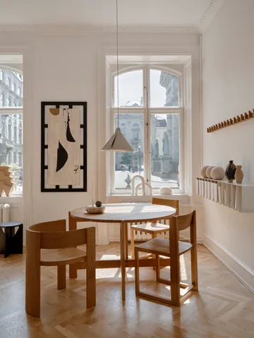 Outline stol - Varm lakkert eik-valnøtt - Kristina Dam Studio