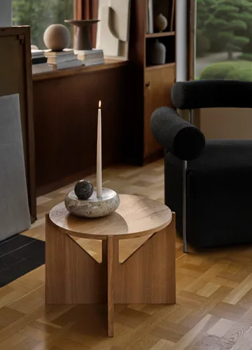 Simple sofabord Ø52 cm - Varm lakkert eik - Kristina Dam Studio