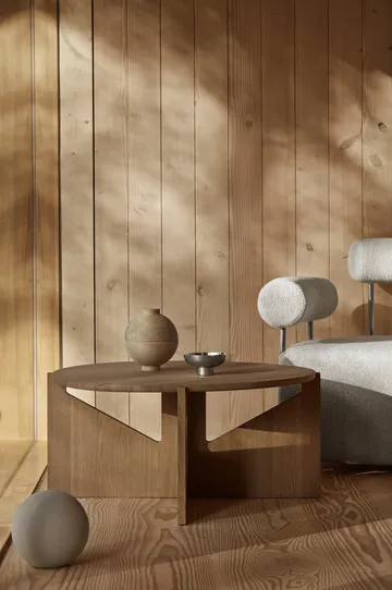 Simple XL sofabord Ø78 cm - Varm lakkert eik - Kristina Dam Studio