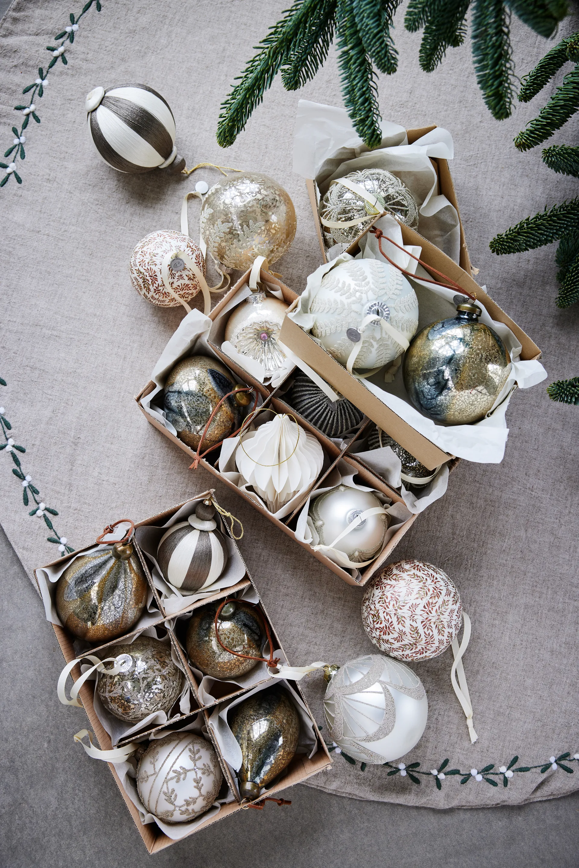 Agnes julekule Ø8 cm, Off-white-brun Lene Bjerre