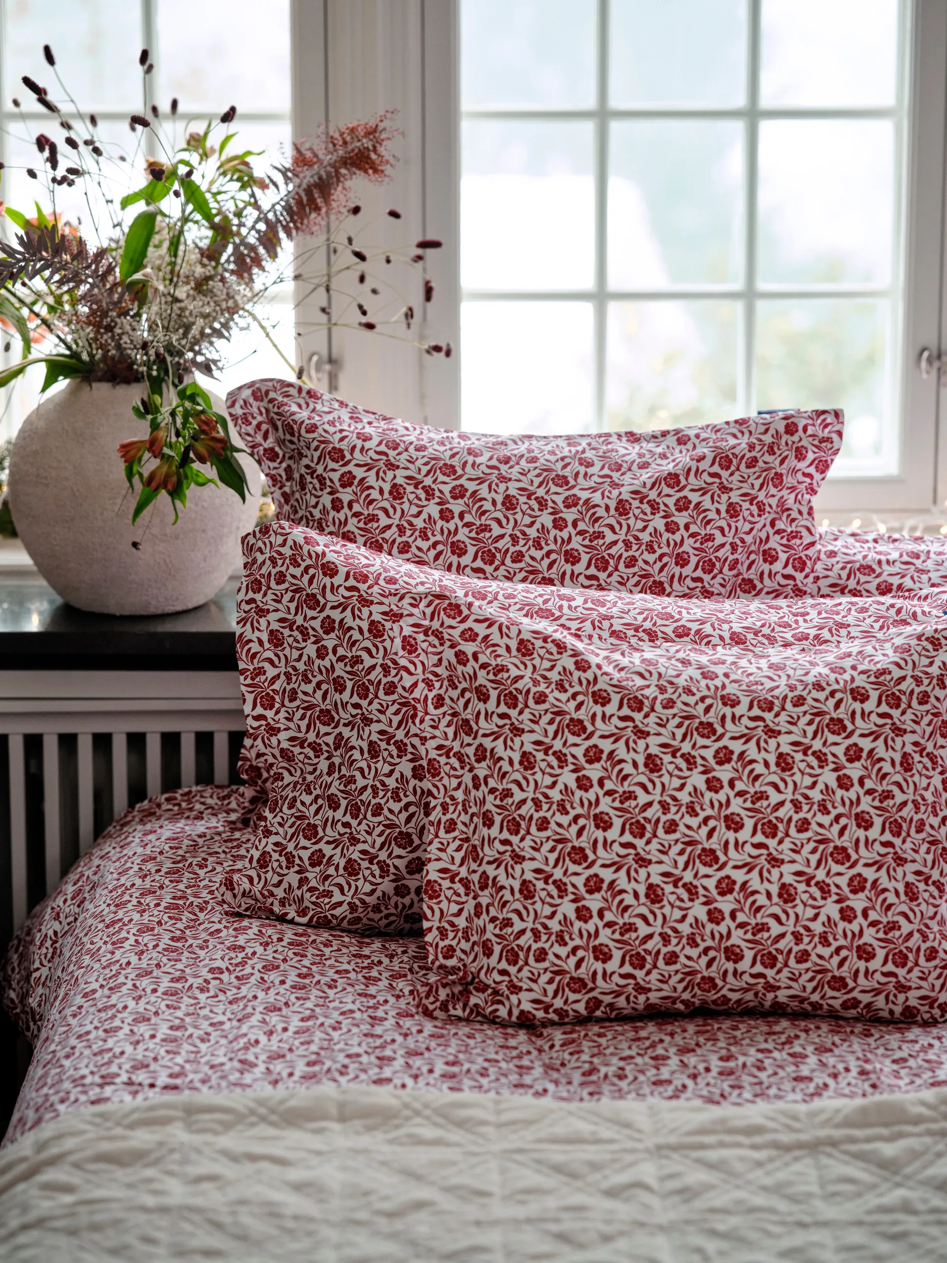 Flower Printed Cotton Sateen sengesett, Hvit-rød Lexington