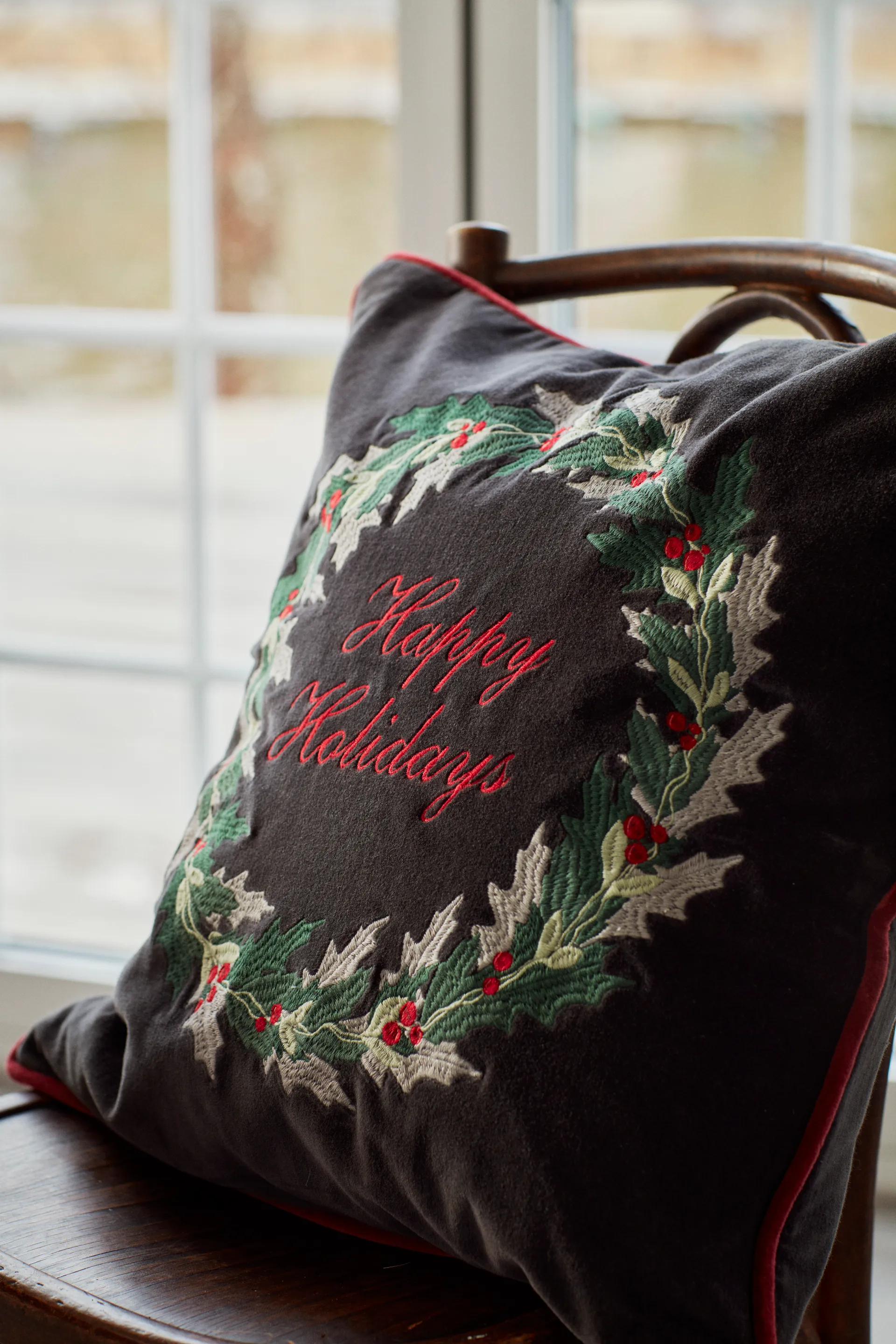 Holly Wrath Cotton Velvet putetrekk 50 x 50 cm, Dark grey-green-red Lexington