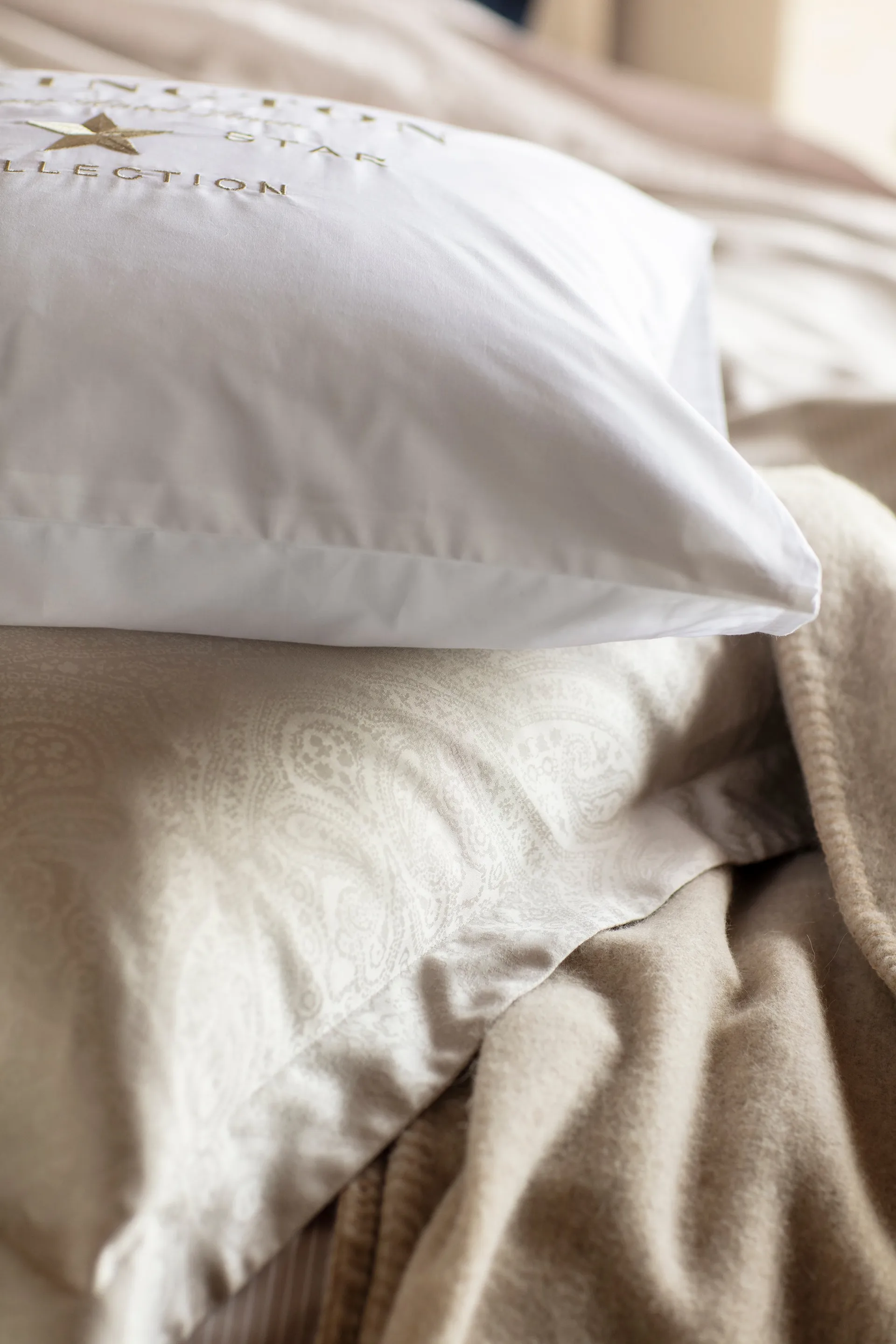 Hotel Embroidery putevar 50 x 60 cm, Hvit-lysbeige Lexington