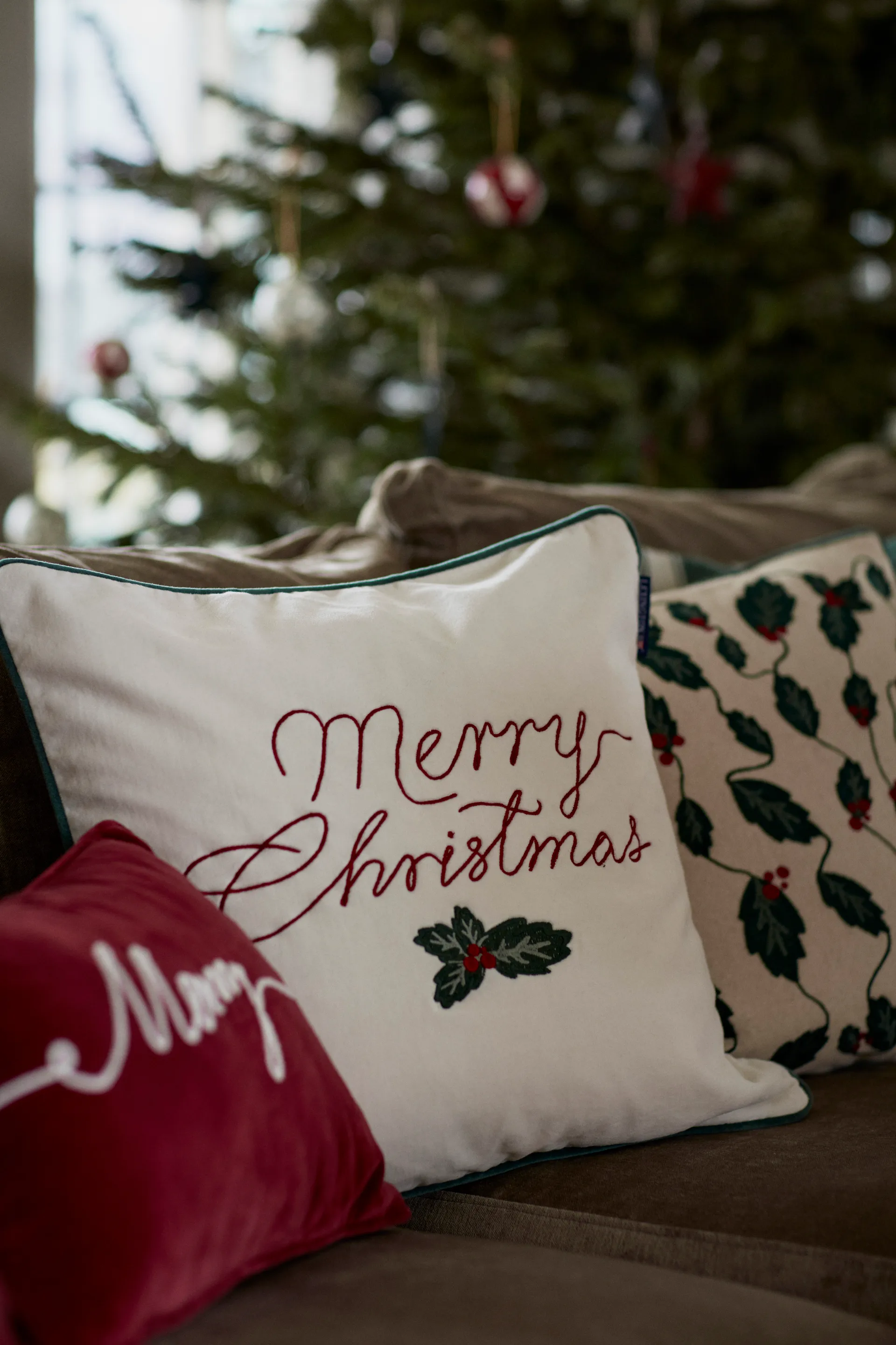Merry Christmas Cotton Velvet putetrekk 50 x 50 cm, Off white-red Lexington