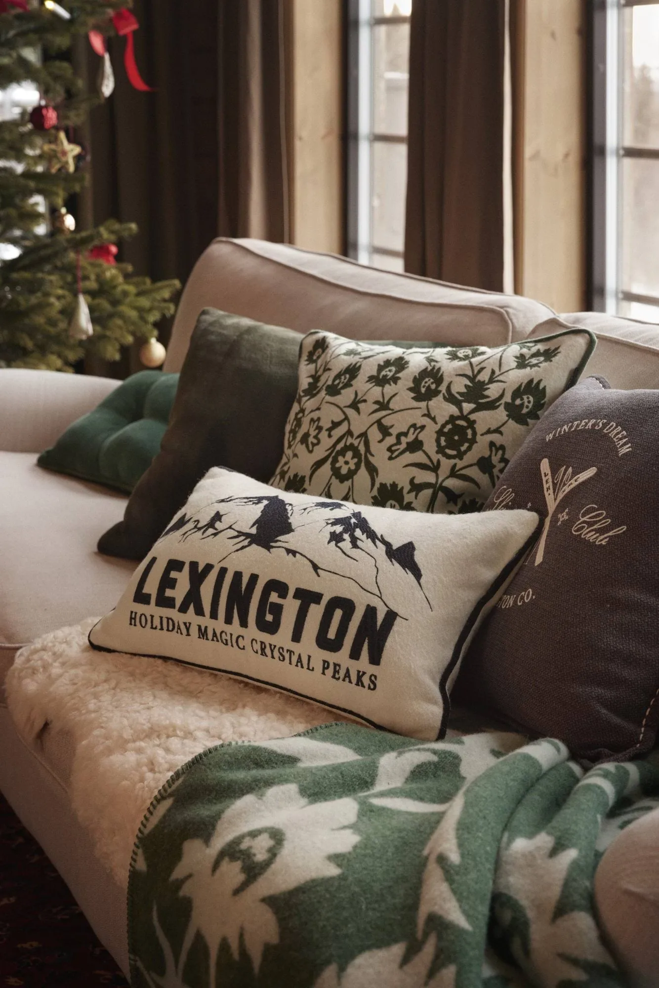 Mountains Logo ullmiks pyntepute, White-navy, 50x30 cm Lexington