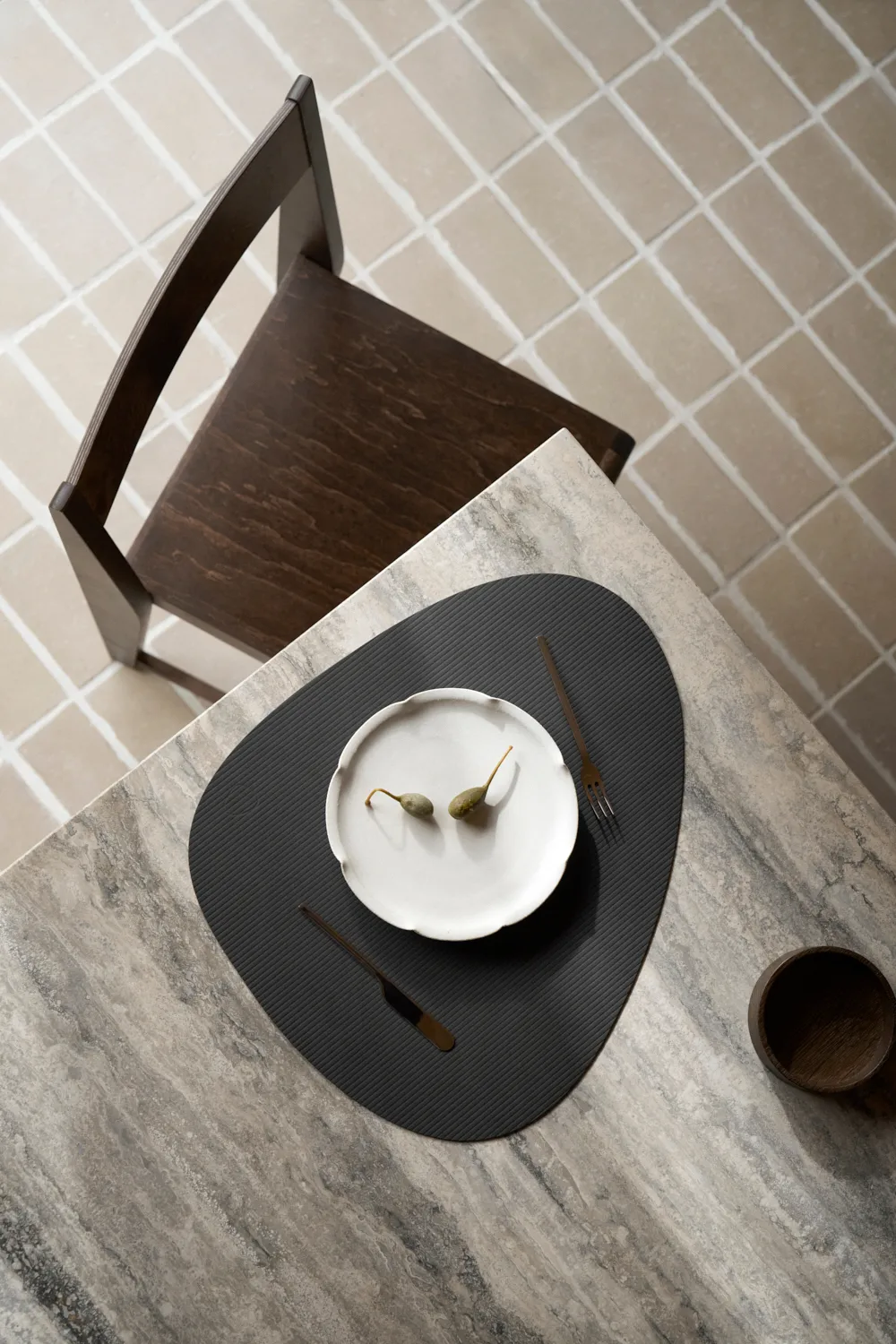 Corduroy bordbrikke curve L, Black LIND DNA