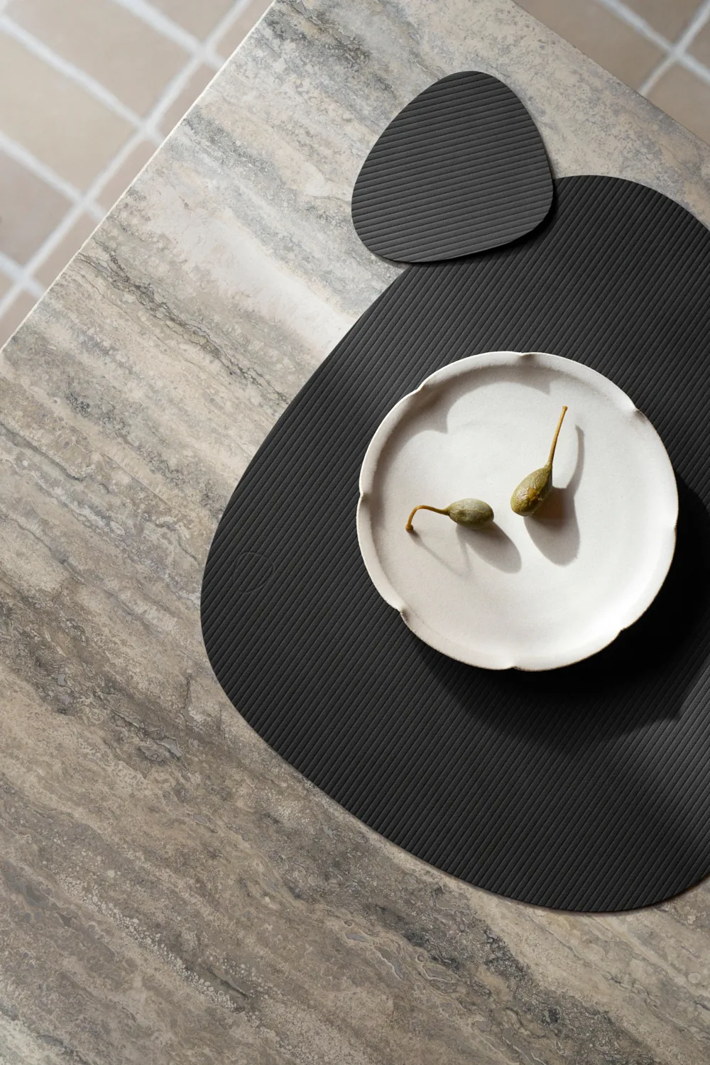 Corduroy bordbrikke curve L, Black LIND DNA