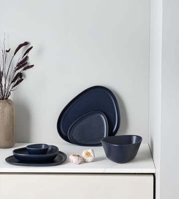 Curve Stoneware tallerken 26x30 cm - Navy blue - LIND DNA