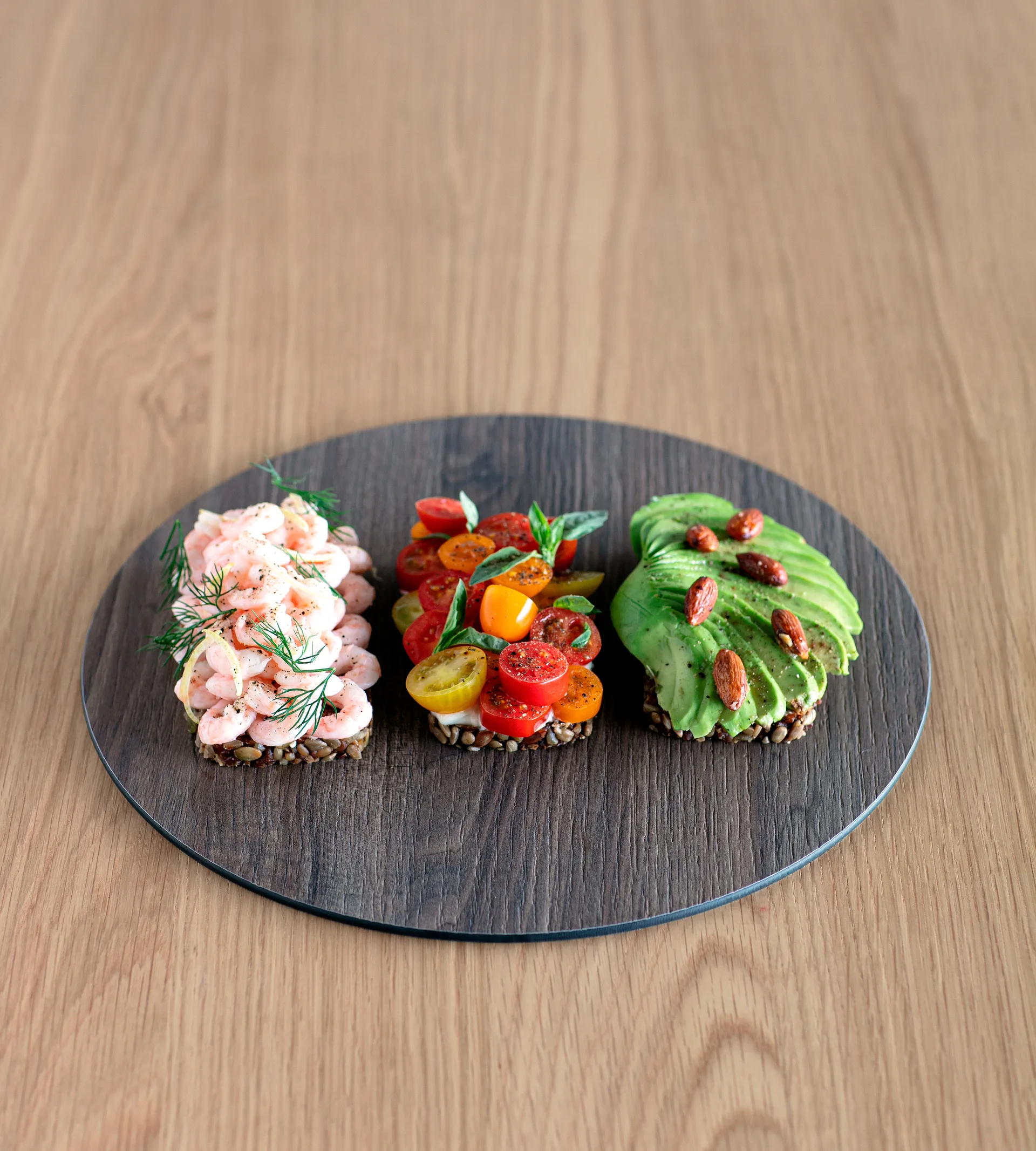 Cut & Serve rund skjærefjøl M, Valnøtt LIND DNA