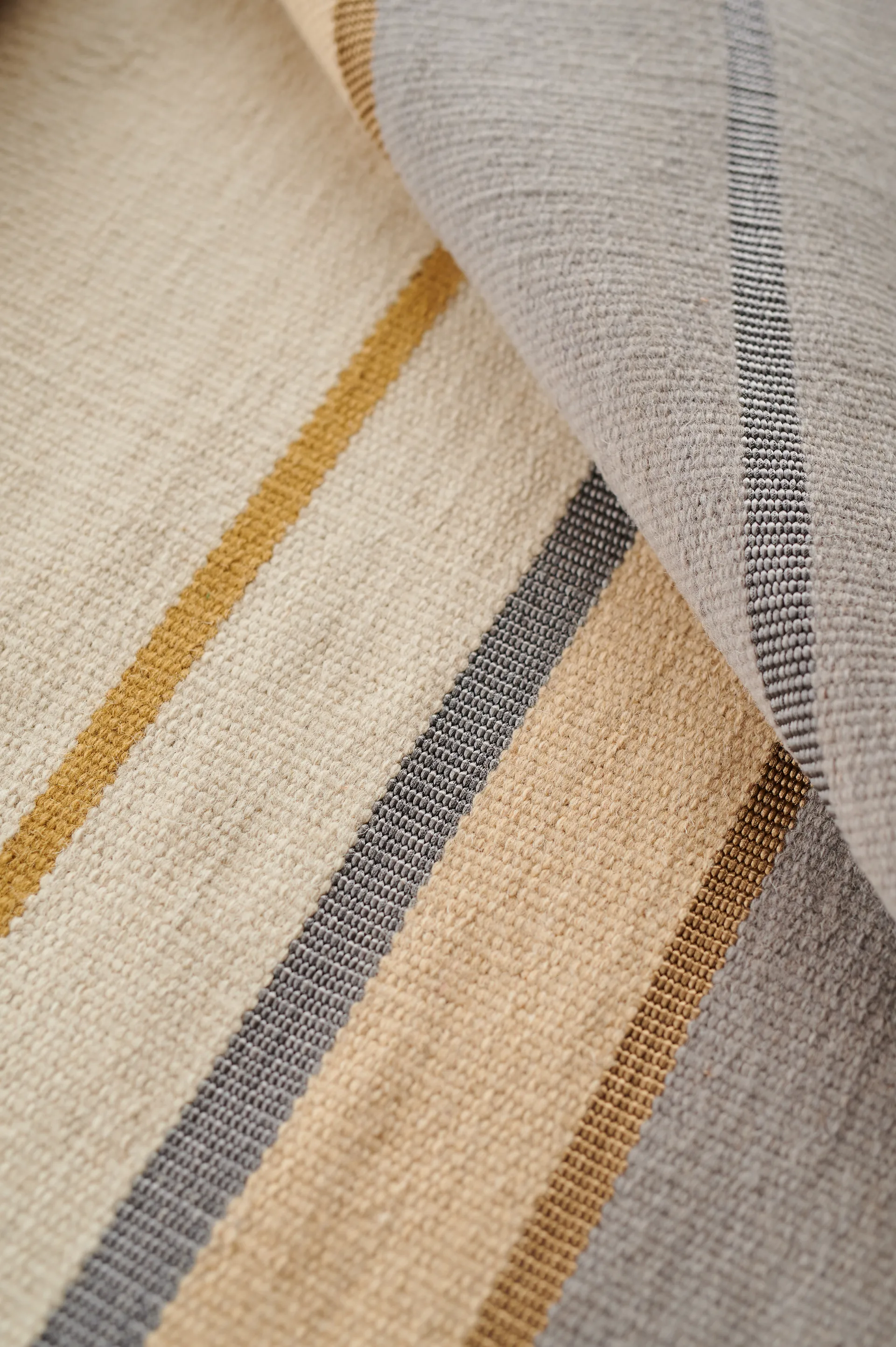 Metallum teppe 140 x 200 cm, Mustard Linie Design