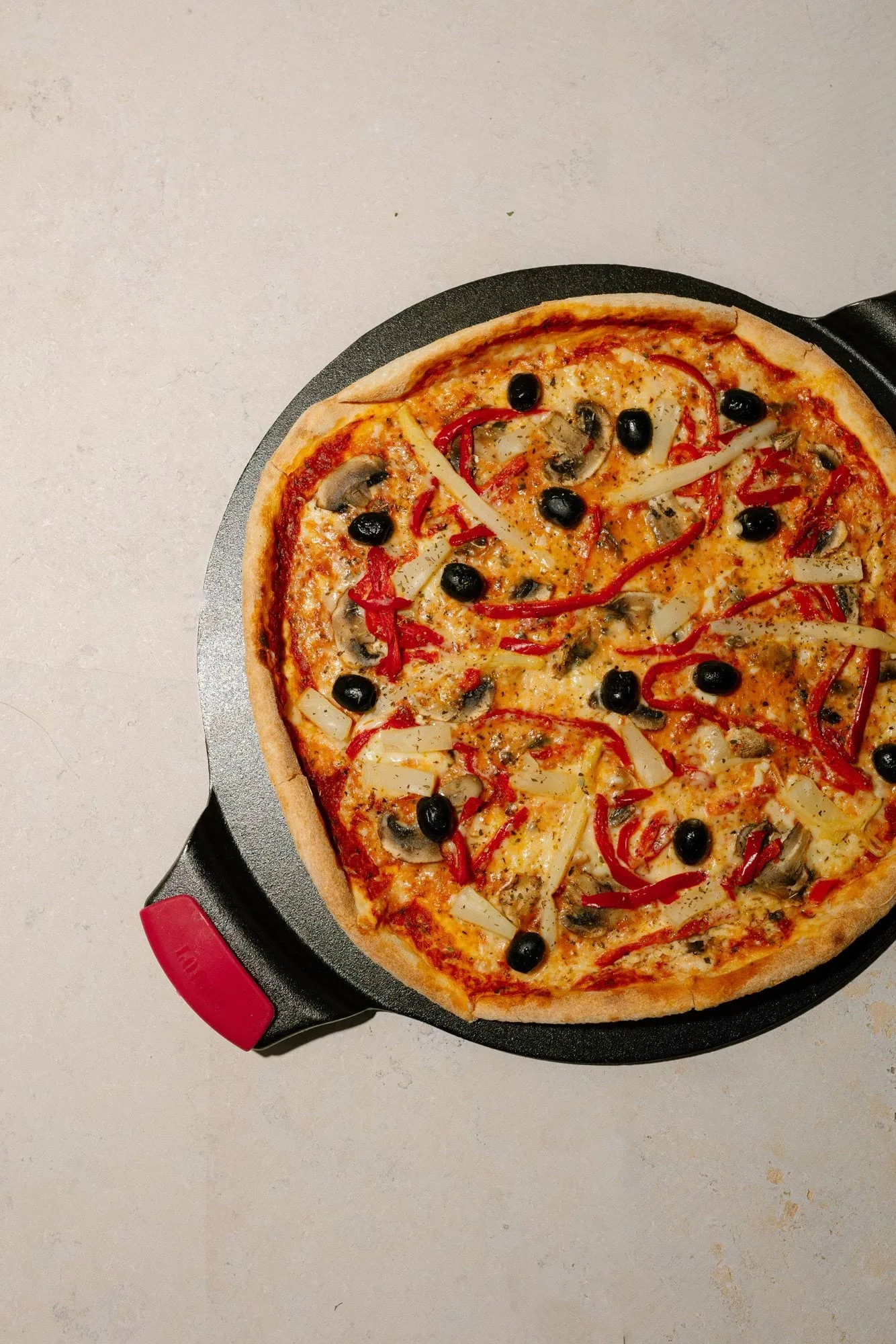 Pizzastein med silikonhåndtak, Ø38 cm Lodge
