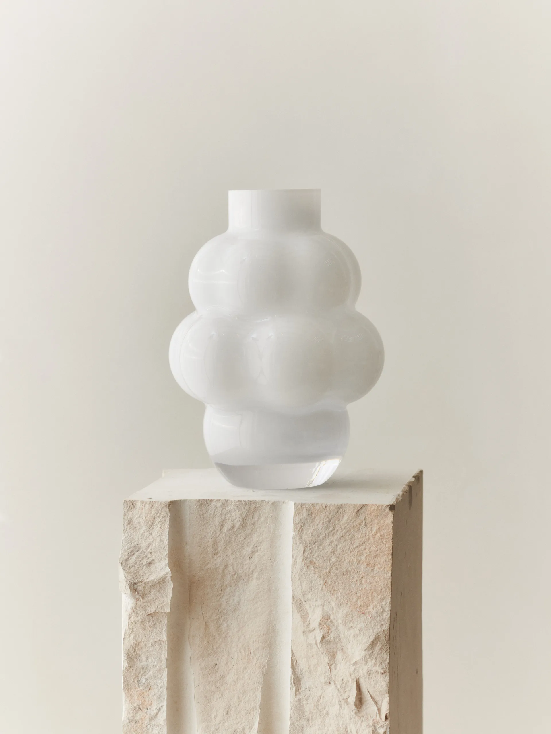 Balloon vase 04 32 cm, Opal White Louise Roe
