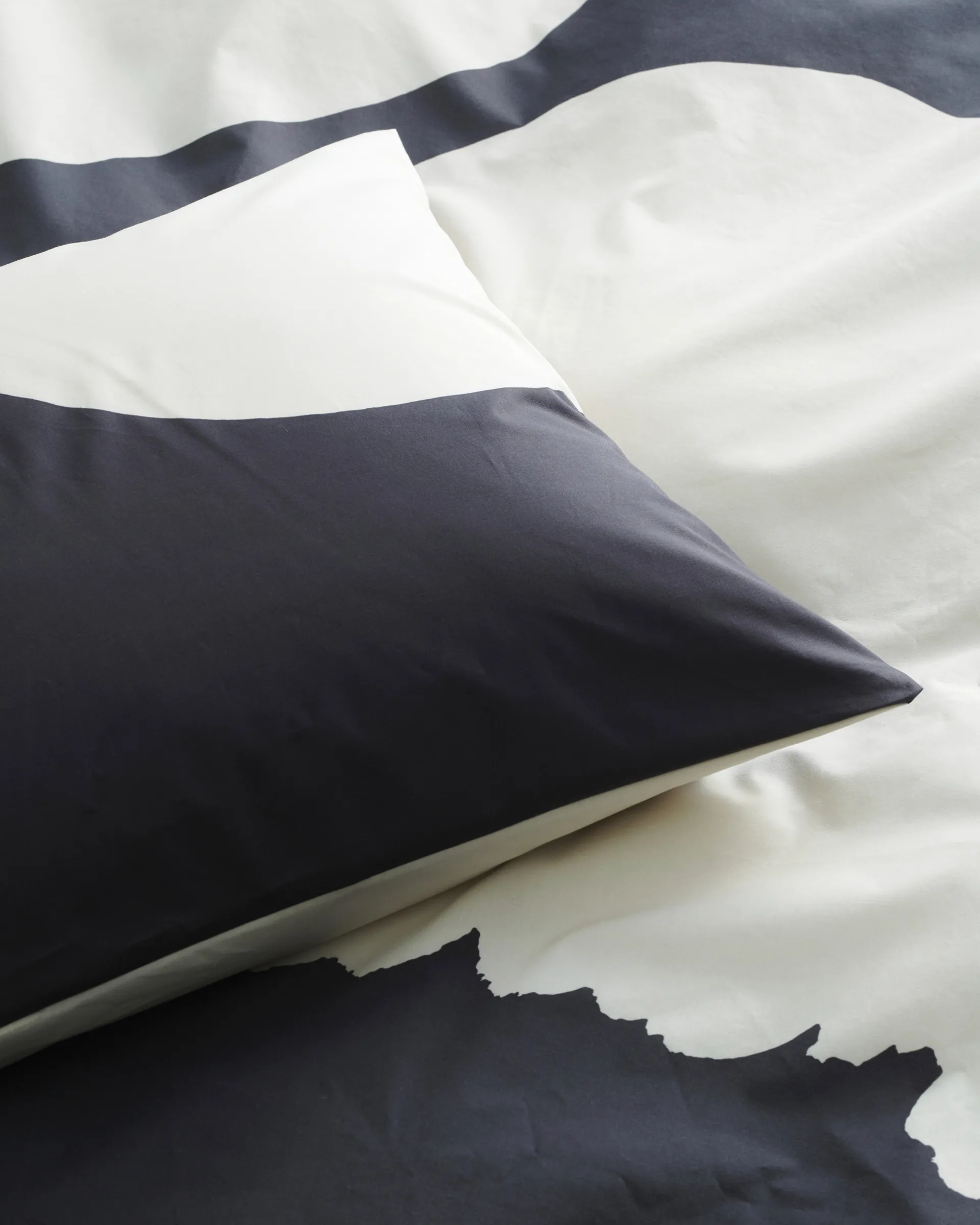 Iso Unikko dynetrekk 220x240 cm, Charcoal-off white Marimekko