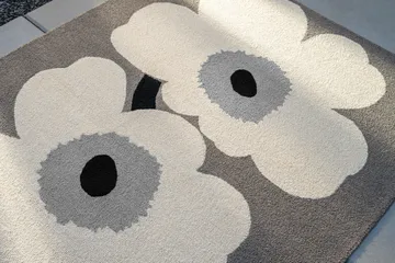 Unikko anniversary teppe outdoor - Grey, 140x200 cm - Marimekko