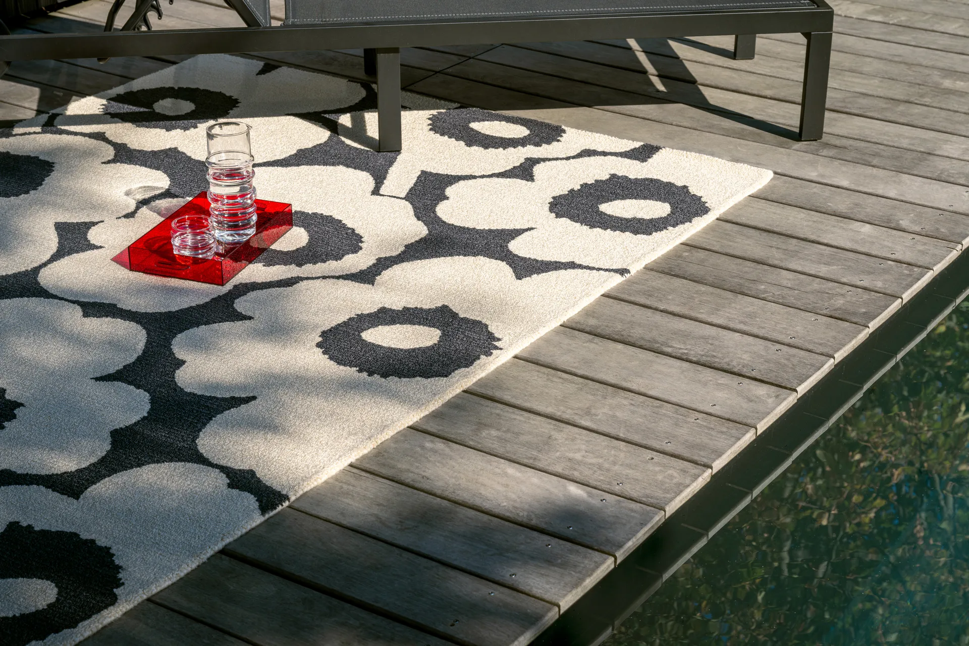 Unikko teppe outdoor, Charcoal-white, 250x350 cm Marimekko