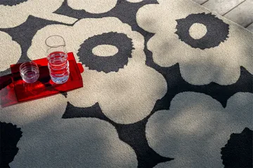 Unikko teppe outdoor - Charcoal-white, 250x350 cm - Marimekko