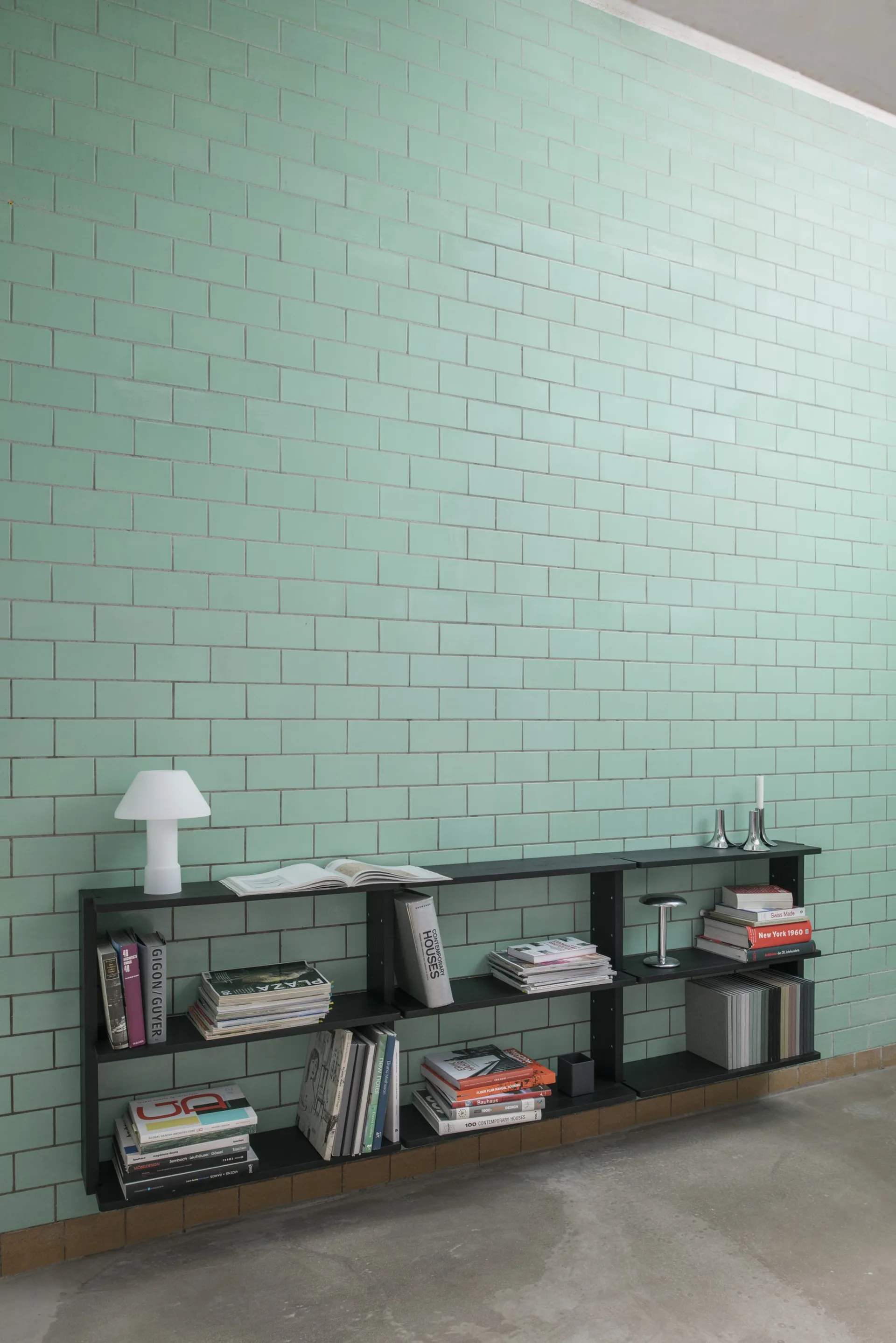 Gridlock – S2-A6-0 vegghylle, Black stained Ash Massproductions