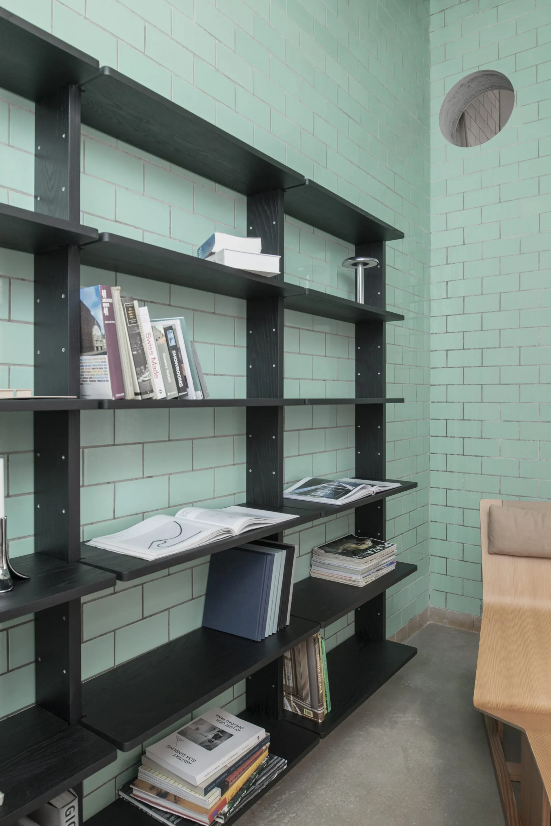 Gridlock – T3-A9-9 vegghylle, Black stained Ash Massproductions