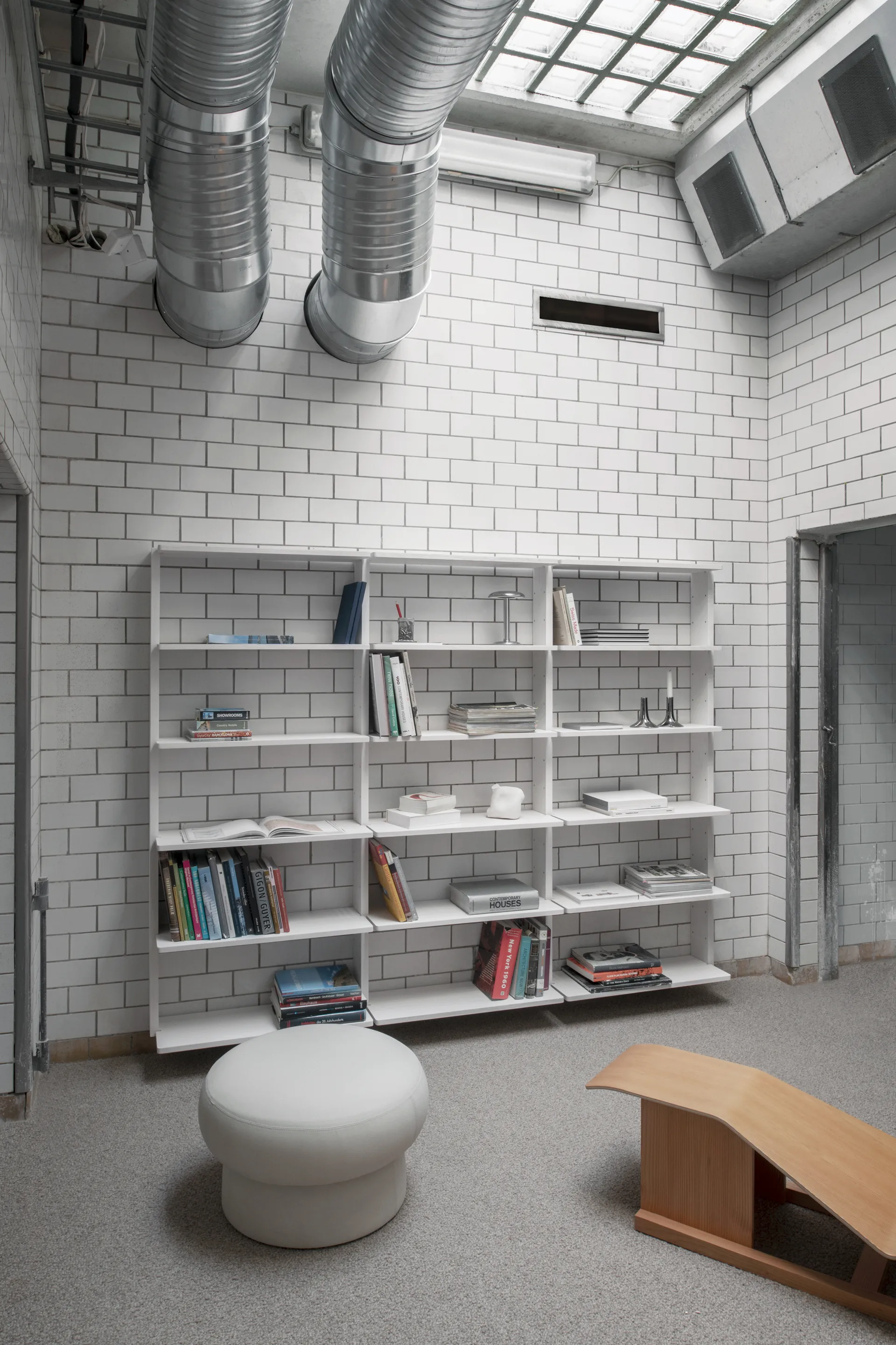 Gridlock – T3-A9-9 vegghylle, White stained Ash Massproductions