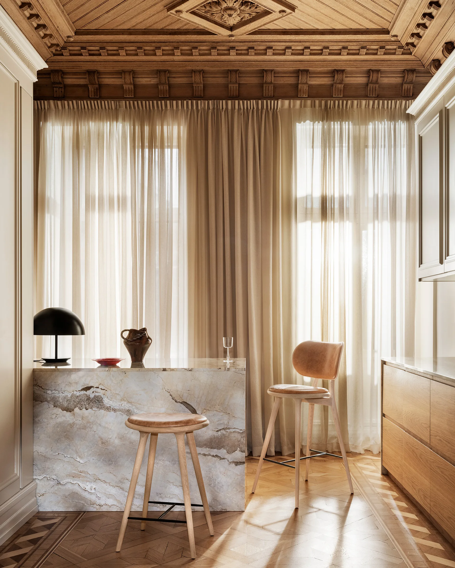 Mater High Stool Backrest barstol lav, skinn natural, matt lakkert eikestativ Mater