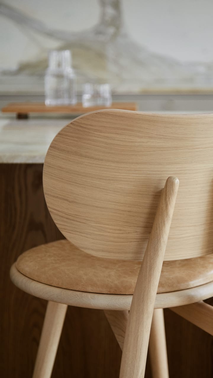 Mater High Stool Backrest barstol lav, skinn natural, matt lakkert eikestativ Mater