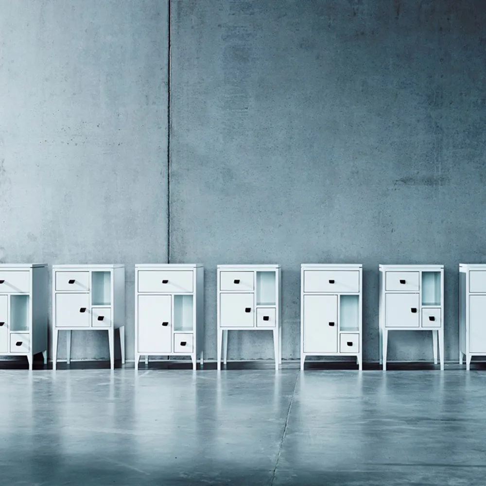 Abisko høye ben nattbord, hvit, topp betong, håndtak brunt elghud Mavis