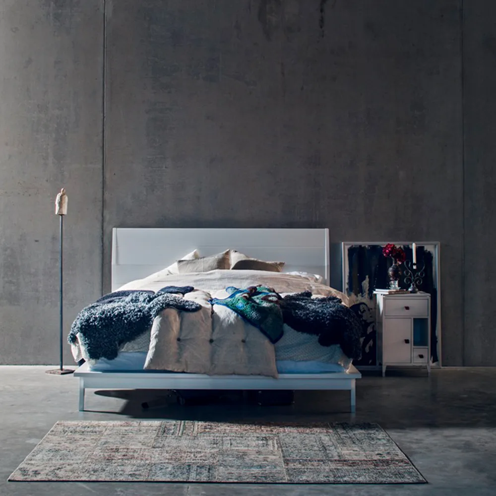 Abisko lave ben nattbord, hvit, topp betong, håndtak brun elgskinn Mavis