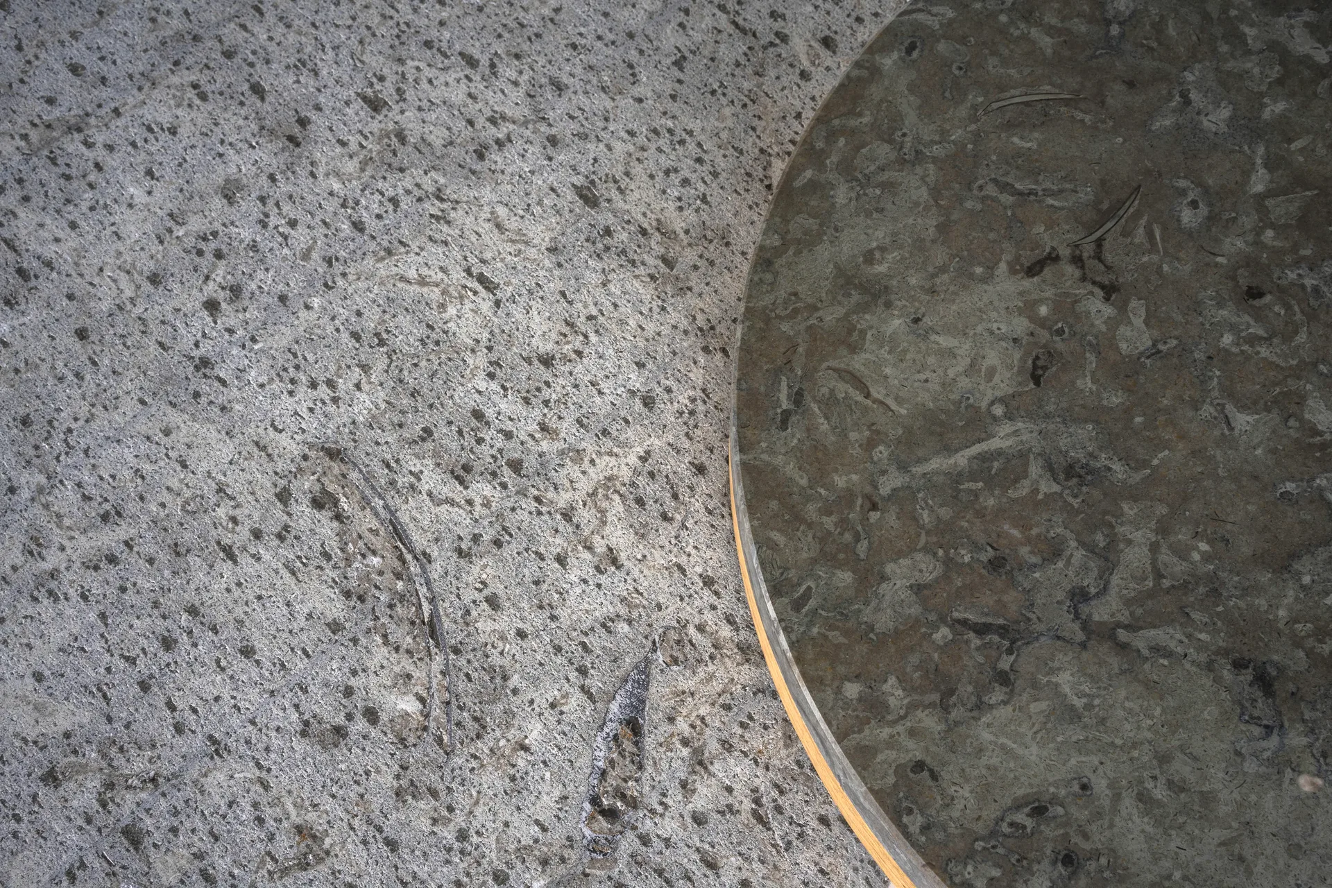 Dondo sidebord hvitpigmentert eik Ø45 cm, Slipet kalkstein Mavis