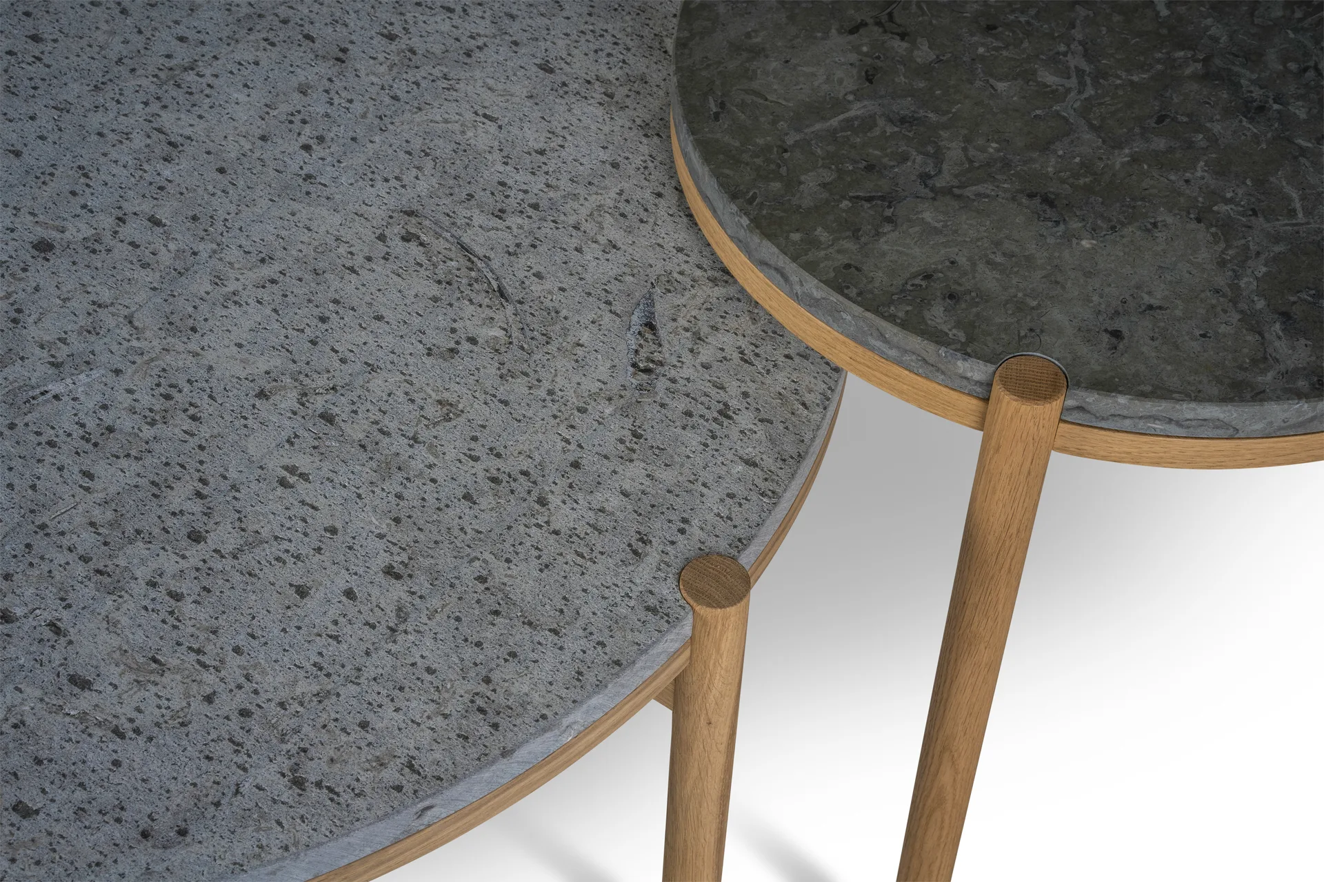 Dondo sidebord hvitpigmentert eik Ø45 cm, Slipet kalkstein Mavis